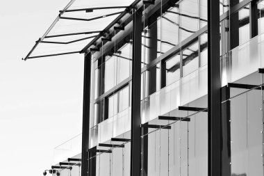 Modern ofis binası duvar yapılmış çelik ve cam. Siyah ve beyaz.