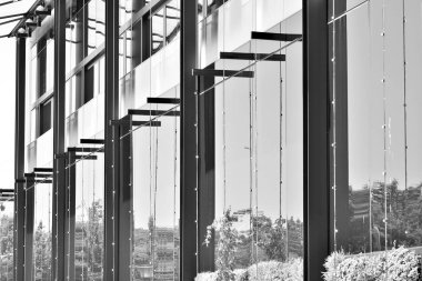 Modern ofis binası duvar yapılmış çelik ve cam. Siyah ve beyaz.