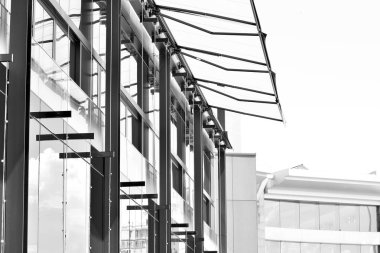 Modern ofis binası duvar yapılmış çelik ve cam. Siyah ve beyaz.