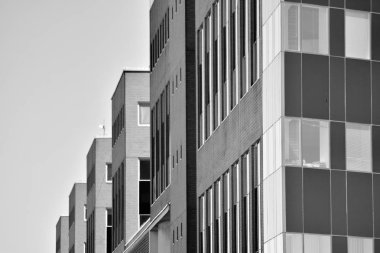 Modern ofis binası duvar yapılmış çelik ve cam. Siyah ve beyaz.