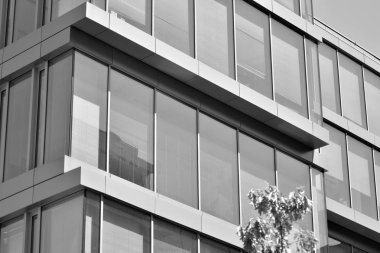 Modern ofis binası duvar yapılmış çelik ve cam. Siyah ve beyaz.