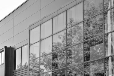 Modern ofis binası duvar yapılmış çelik ve cam. Siyah ve beyaz.