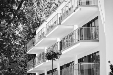 Modern apartman dış görünüşü. siyah ve beyaz.