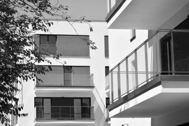 Modern apartman dış görünüşü. siyah ve beyaz.