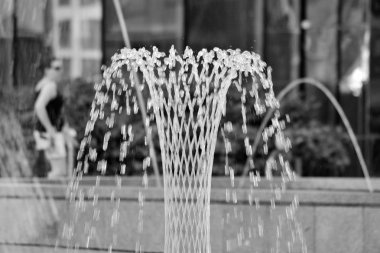 Rainbow su çeşme güneşli bir günde yansıtıyordu. Siyah ve beyaz.