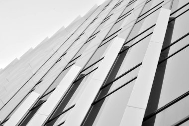 Modern ofis binası duvar yapılmış çelik ve cam. Siyah ve beyaz.