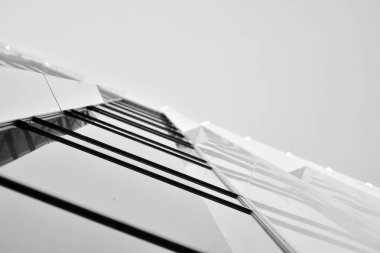 Modern ofis binası duvar yapılmış çelik ve cam. Siyah ve beyaz.