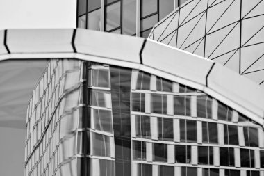 Modern ofis binası duvar yapılmış çelik ve cam. Siyah ve beyaz.