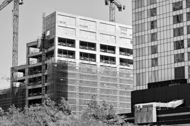 Bina yapım aşamasında. Siyah ve beyaz