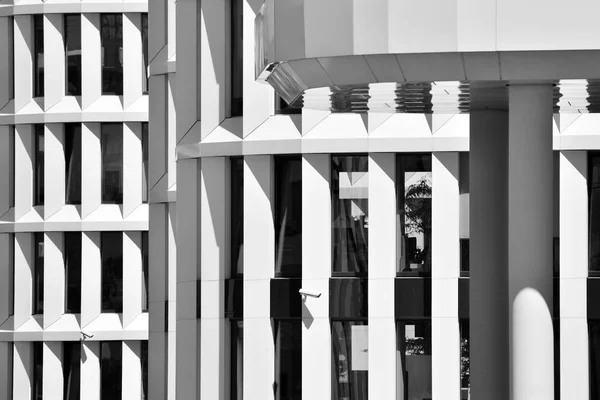 现代办公建筑用钢和玻璃制成的墙体 黑白相间 — 图库照片