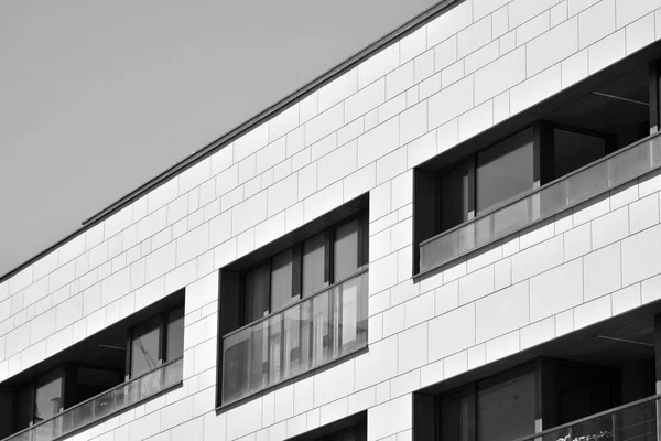 Modern apartman dış görünüşü. siyah ve beyaz.