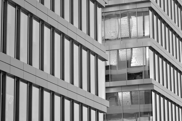 Modern ofis binası duvar yapılmış çelik ve cam. Siyah ve beyaz.