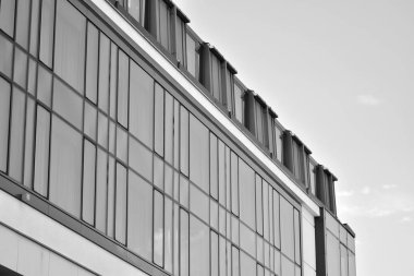 Modern ofis binası duvar yapılmış çelik ve cam. Siyah ve beyaz.