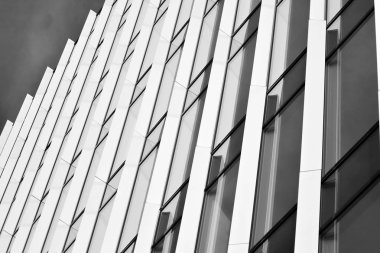 Modern ofis binası duvar yapılmış çelik ve cam. Siyah ve beyaz.