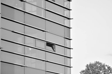 Modern ofis binası duvar yapılmış çelik ve cam. Siyah ve beyaz.