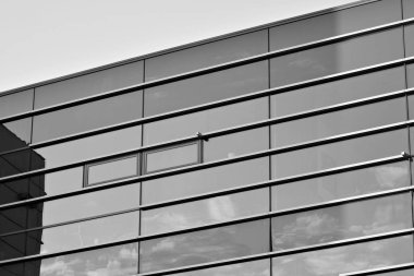 Modern ofis binası duvar yapılmış çelik ve cam. Siyah ve beyaz.