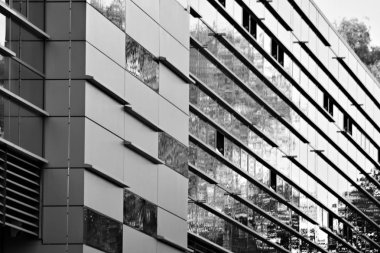 Modern ofis binası duvar yapılmış çelik ve cam. Siyah ve beyaz.