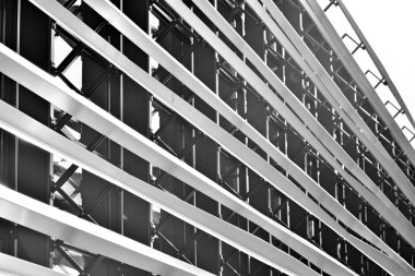 Çelik cephe bina. Siyah ve beyaz.