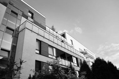 Modern apartman dış görünüşü. siyah ve beyaz.