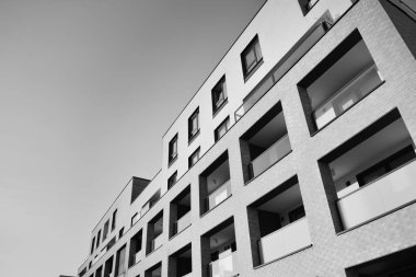 Modern apartman dış görünüşü. siyah ve beyaz.