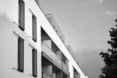 Modern apartman dış görünüşü. siyah ve beyaz.