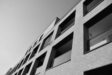 Modern apartman dış görünüşü. siyah ve beyaz.