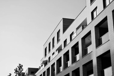 Modern apartman dış görünüşü. siyah ve beyaz.