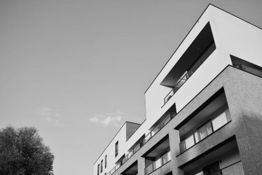 Modern apartman dış görünüşü. siyah ve beyaz.