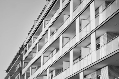 Modern apartman dış görünüşü. siyah ve beyaz.