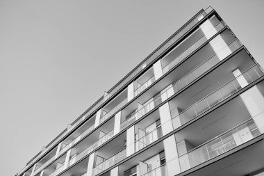 Modern apartman dış görünüşü. siyah ve beyaz.