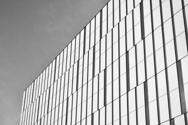 Modern ofis binası duvar yapılmış çelik ve cam. Siyah ve beyaz.