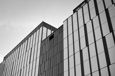 Modern ofis binası duvar yapılmış çelik ve cam. Siyah ve beyaz.