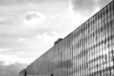 Modern ofis binası duvar yapılmış çelik ve cam. Siyah ve beyaz.