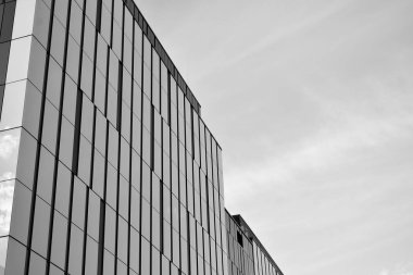Modern ofis binası duvar yapılmış çelik ve cam. Siyah ve beyaz.