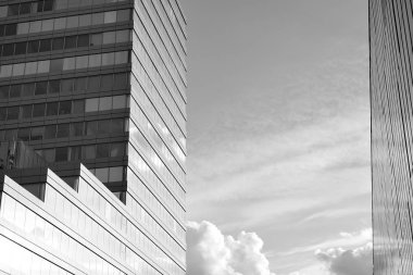 Modern ofis binası duvar yapılmış çelik ve cam. Siyah ve beyaz.