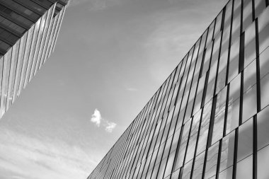 Modern ofis binası duvar yapılmış çelik ve cam. Siyah ve beyaz.