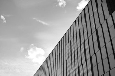 Modern ofis binası duvar yapılmış çelik ve cam. Siyah ve beyaz.