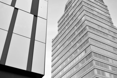 Modern ofis binası duvar yapılmış çelik ve cam. Siyah ve beyaz.