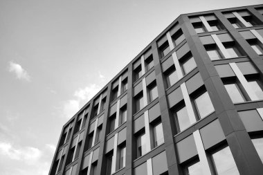 Modern ofis binası duvar yapılmış çelik ve cam. Siyah ve beyaz.