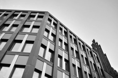 Modern ofis binası duvar yapılmış çelik ve cam. Siyah ve beyaz.