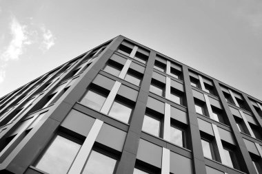Modern ofis binası duvar yapılmış çelik ve cam. Siyah ve beyaz.