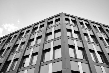 Modern ofis binası duvar yapılmış çelik ve cam. Siyah ve beyaz.