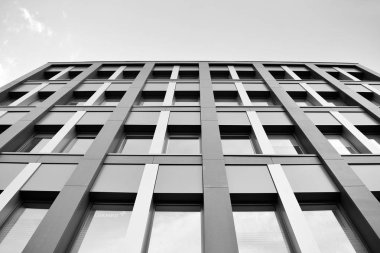 Modern ofis binası duvar yapılmış çelik ve cam. Siyah ve beyaz.