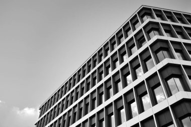 Modern ofis binası duvar yapılmış çelik ve cam. Siyah ve beyaz.