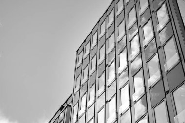 Modern ofis binası duvar yapılmış çelik ve cam. Siyah ve beyaz.