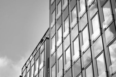 Modern ofis binası duvar yapılmış çelik ve cam. Siyah ve beyaz.