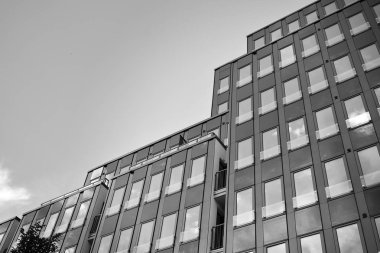 Modern ofis binası duvar yapılmış çelik ve cam. Siyah ve beyaz.