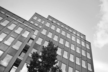 Modern ofis binası duvar yapılmış çelik ve cam. Siyah ve beyaz.