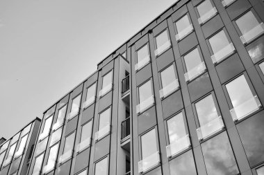 Modern ofis binası duvar yapılmış çelik ve cam. Siyah ve beyaz.