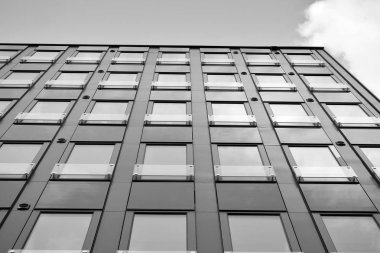 Modern ofis binası duvar yapılmış çelik ve cam. Siyah ve beyaz.